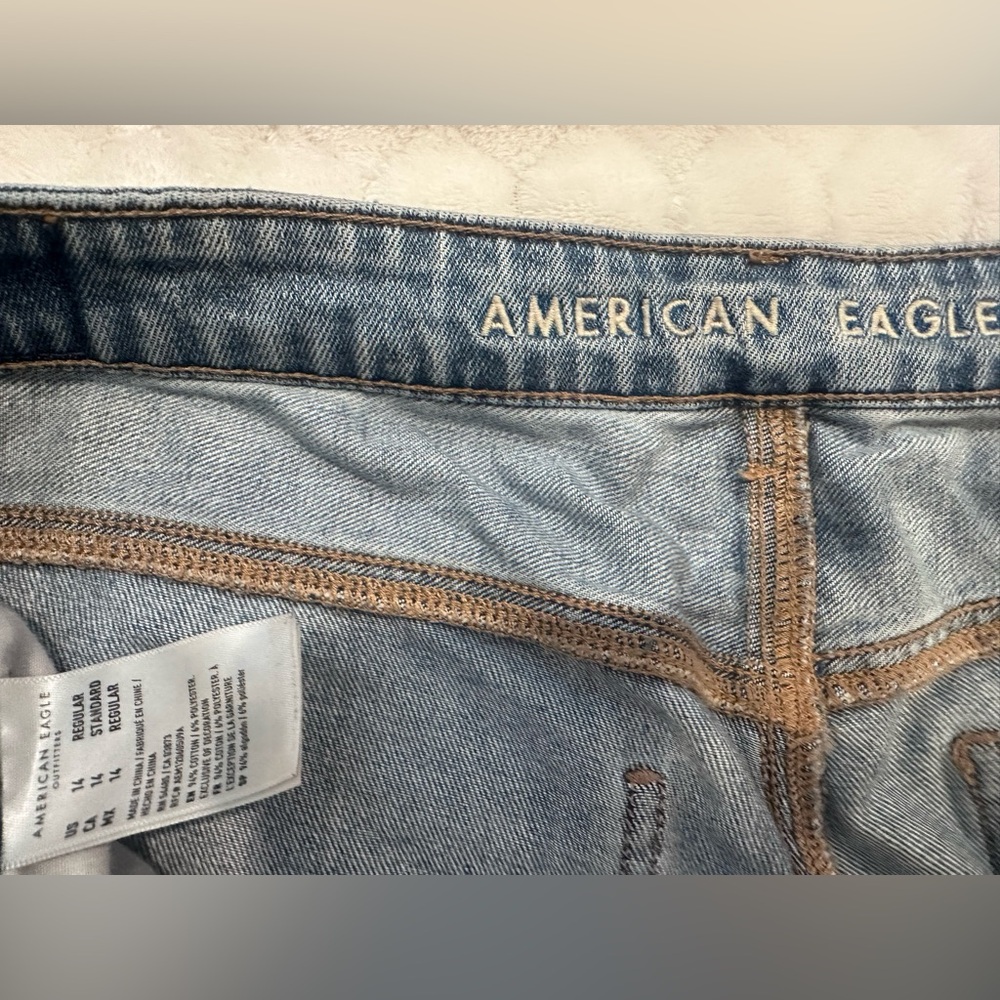 American Eagle Light Blue Wash Distressed Ripped Mom Jeans Sz 14 - Picture 6 of 9